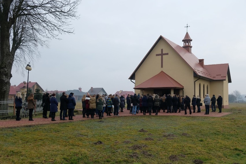 W Tryńczy pożegnano 18-letnią Dominikę i 16-letnią Anię. Były w samochodzie, który wpadł do Wisłoka [ZDJĘCIA]