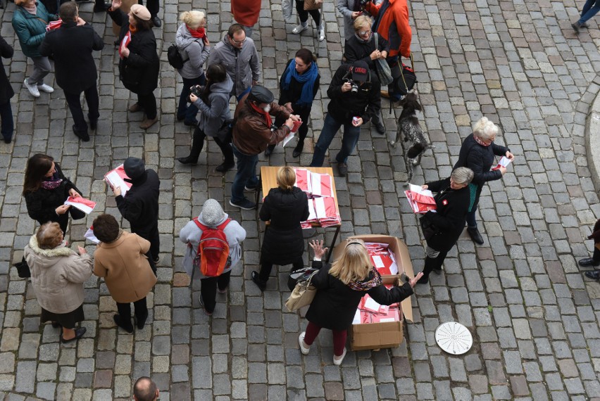 Poznań: Kolejka po flagi Polski na Starym Rynku....