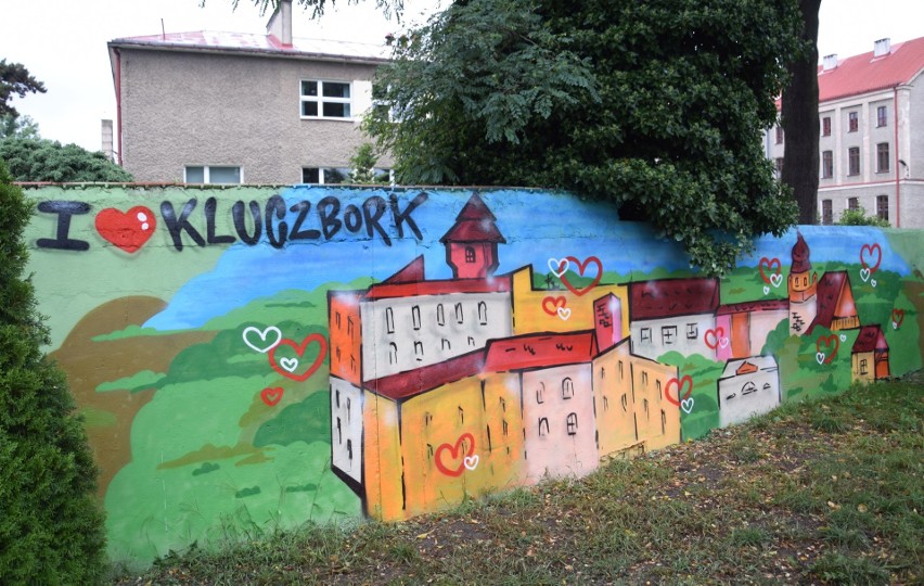 Tak wyglądają murale na murku przy kinie Bajka w Kluczborku.