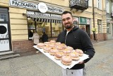 W Pączkarni Tradycyjnej "Dobrze Nadziane" w Kielcach już są kolejki. Każdy chce kupić pyszne pączki