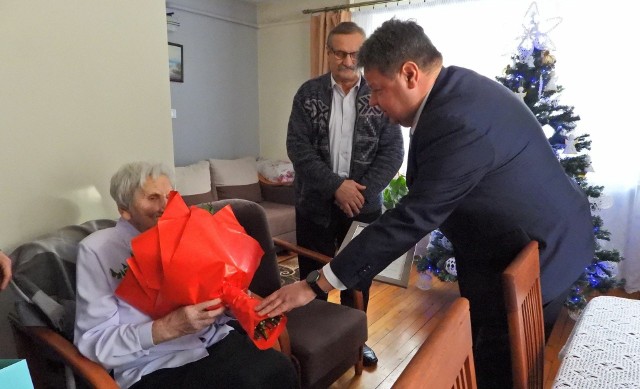 Burmistrz Dariusz Piątek złożył pani Janinie najserdeczniejsze życzenia, a także wręczył bukiet kwiatów.