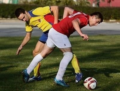 Łukasz Ojrzanowski z Podhala (w żółtej koszulce) walczy o piłkę z Kamilem Waksmundzkim z Huraganu Fot. Maciej Zubek