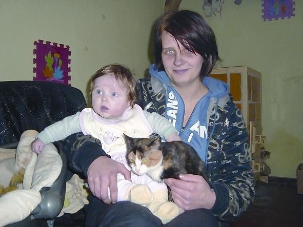 Kasia Łęcka ze swoją czteroletnią córeczką Agatką i nie odstępującym ich ani na chwilę kotem Proszkiem