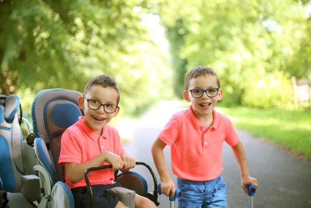 Fabian i Sebastian pomimo swojej choroby (mózgowe porażenie dziecięce) są bardzo radosnymi chłopcami