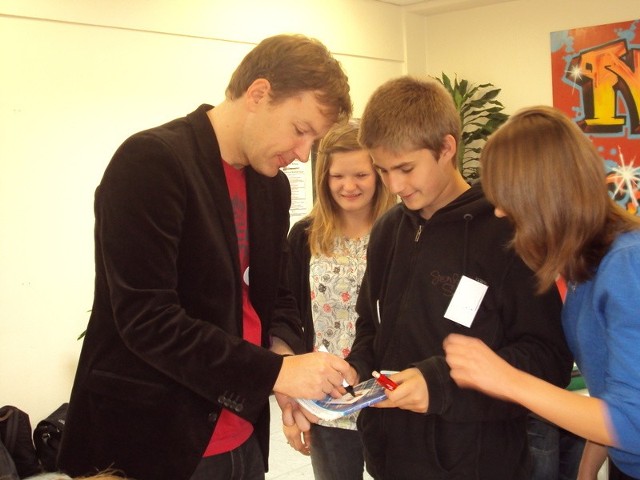 Uczniowie świebodzińskiego gimnazjum najpierw pracowali nad językiem niemieckim ze znanym aktorem, a potem poprosili Steffena o autografy