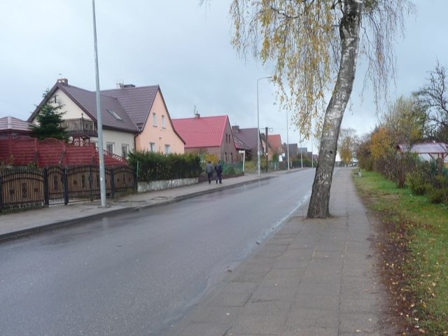 Pośrodku chodnika przy ul. Kaszubskiej rosną drzewa. 