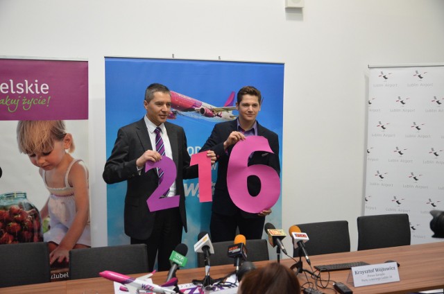 GYORGY ABRAN, DYREKTOR HANDLOWY WIZZ AIR, prezentuje razem ze stewardem liczby 21 i 6 (oznaczające liczbę baz firmy w Europie i Polsce)