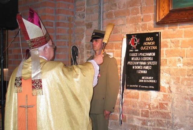 Biskup Paweł Socha odprawił uroczystą mszę i poświęcił tablicę pamiątkową w kolegiacie - wmurowaną w dowód pamięci o 6. OPS.