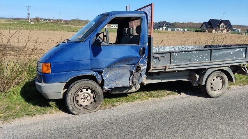 Puck: Zderzenie dwóch volkswagenów. Osobowy kontra ciężarowy na zakręcie. Touran wypadł z drogi 
