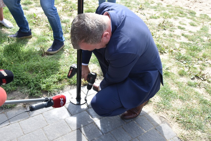 W Sosnowcu przy ławce na Stawikach ustawiony został regulamin. W żartobliwy sposób tłumaczy, jak z ławki korzystać