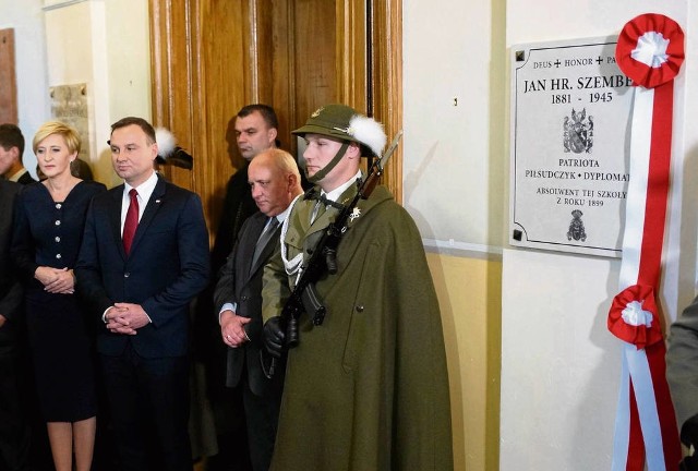 Prezydent Andrzej Duda i jego małżonka podczas uroczystości w II LO