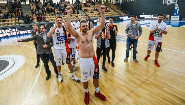 Mateusz Bierwagen wspólnie z kolegami cieszył się po ostatnim meczu play out z utrzymania w I lidze.