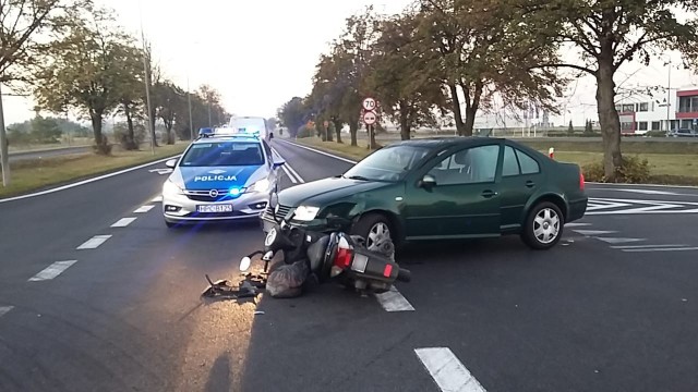 Do groźnie wyglądającej kolizji doszło w minioną sobotę w Ostaszewie niedaleko Torunia. Volkswagen bora zderzył się motorowerzystą. Na szczęście nikt nie odniósł obrażeń.  Sprawdź: Bieżące informacje na temat wypadków i utrudnień na drogach w Kujawsko-Pomorskiem >>>> TUTAJ 