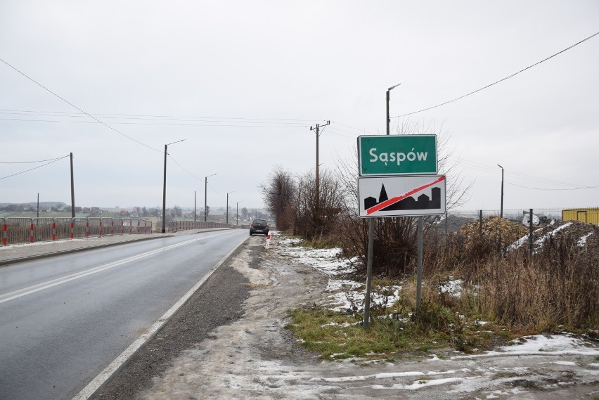 Droga powiatowa w Sąspowie otwarta. Jest odnowiona jezdnia, chodniki i oświetlenie na trasie do Ojcowskiego Parku Narodowego [ZDJĘCIA]