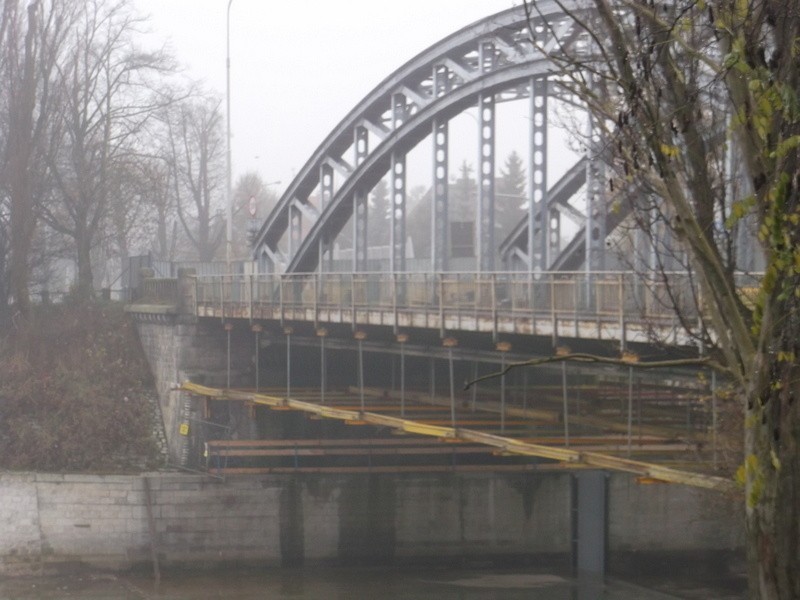 Wrocław: Przygotowują most Jagielloński do rozbiórki (ZDJĘCIA)