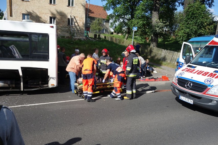 Wypadek w Zarębie pod Lubaniem. Autobus wjechał w drzewo, 22 osoby ranne 