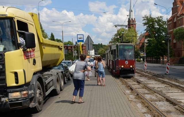 Roboty na Wałach gen. Sikorskiego już trwają: demontowane są płyty betonowe i kostka brukowa w obrębie torowiska