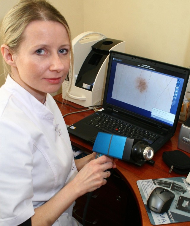 - Badanie z użyciem videodermatoskopu jest szybkie i bezbolesne &#8211; mówi lek. med. Ewa Mikuła, dermatolog z Rzeszowa.