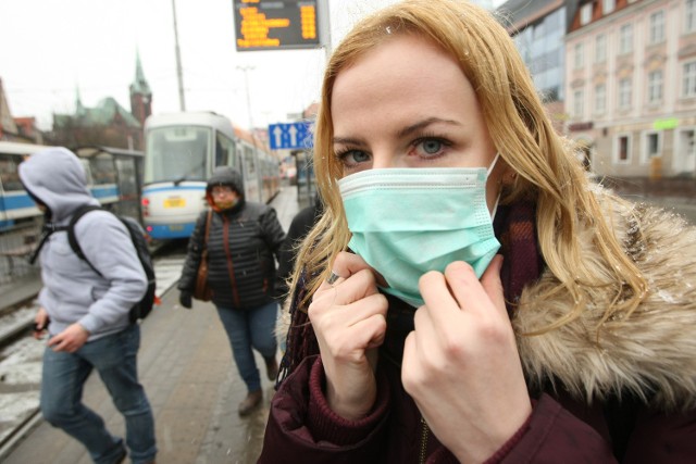 Maseczka chirurgiczna może uchronić nas przed wirusem świńskiej grypy