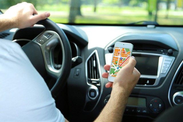 TOP 10 aplikacji dla kierowcy. Programy na smartfona, które pomogą na drodze. Pomoc w razie wypadku, informacja o spalaniu w trakcie jazdy