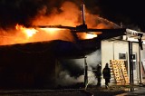 Groźny pożar w Krośnie. Płonął kompleks hal produkcyjno-magazynowych, strażacy walczyli z ogniem ponad pięć godzin [ZDJĘCIA]