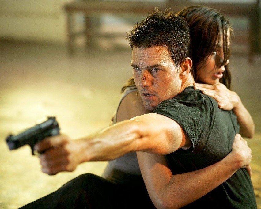 Ethan Hunt, agent Impossible Missions Force, zamierza się...