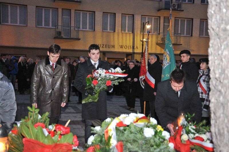 Żołnierze Wyklęci. Kwiaty przed pomnikiem AK