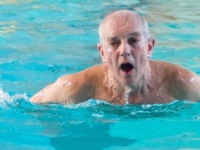 Grzegorz LipiecGodzina pływania o szóstej rano w tarnobrzeskim basenie działa na pana Romana bardzo pobudzająco.