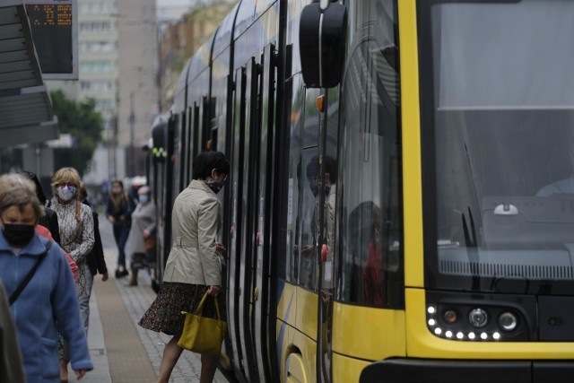 Klimatyzowane autobusy, cicho sunące po szynach tramwaje, elektroniczne wyświetlacze na przystankach – tak w dużym uproszczeniu wygląda komunikacja miejska w Toruniu. Miasto inwestuje kolejne miliony złotych, by modernizować tabor, torowiska i drogi. Sami pasażerowie publicznego transportu nie oceniają jednak najwyżej. OTO PEŁNA LISTA ZARZUTÓW >>>>opr. jwn