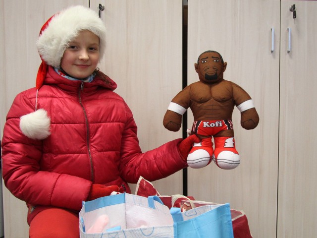Kolejne dary na akcję „Pluszowy Miś” wpływają. Dwie torby – w jednej pluszaki, w drugiej książeczki z bajkami – ofiarowała 9-letnia Gabriela Rzepa z Kielc.
