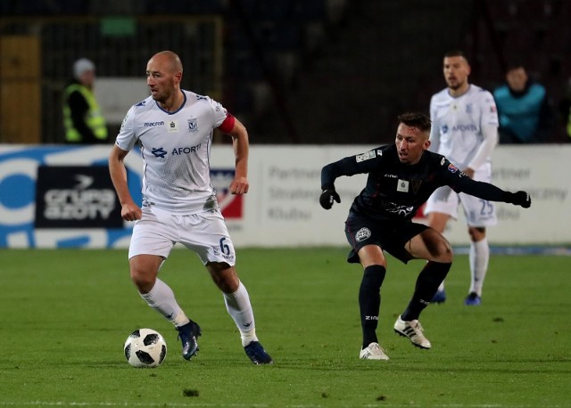 Łukasz Trałka najczęściej w tym sezonie nosił opaskę, bo aż siedem razy. Było to w meczach: - Śląsk – Lech 0:1, Zagłębie Lubin – Lech 2:1, Arka - Lech 1:0, PP: ŁKS - Lech 0:1, PP: Raków - Lech 1:0, Lech - Korona 2:1, Pogoń - Lech 3:0. Doświadczony pomocnik zrezygnował jednak z funkcji kapitana.Przejdź do kolejnego zdjęcia --->