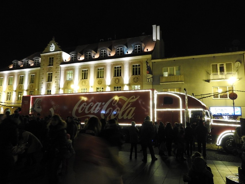 Ciężarówka Coca-Coli w Białymstoku na Rynku Kościuszki.