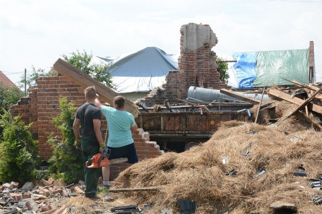 10 tysięcy budynków, w tym 4 100 domów mieszkalnych, zostało w Kujawsko-Pomorskiem zniszczo-nych lub uszkodzonych w sierpniowych nawałnicach. Na zdjęciu jeden ze zniszczonych budynków