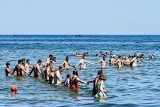 Łańcuch życia na plaży w Jarosławcu. Ratownicy i plażowicze ruszyli na pomoc