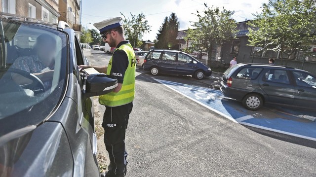 Policjanci przy zielonogórskim targowisku przy ul Owocowej