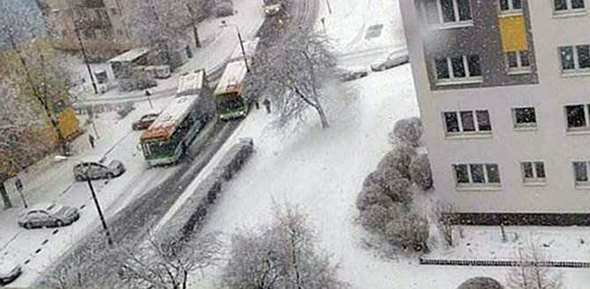 Opady śniegu sparaliżowały niektóre ulice w mieście. Doszło...