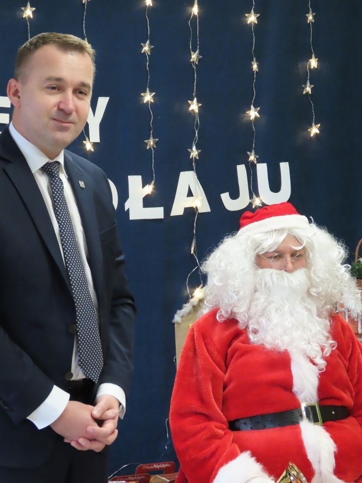 W poniedziałek, 6 grudnia minister Michał Cieślak odwiedził województwo świętokrzyskie. Prezenty dla dzieci, rozmowy z samorządowcami