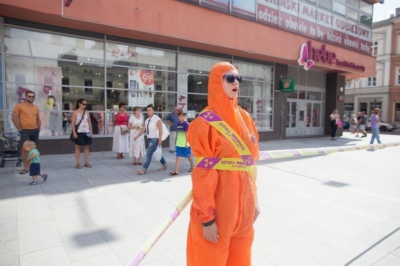 W happeningu wzięli udział artyści ubrani w kombinezony.