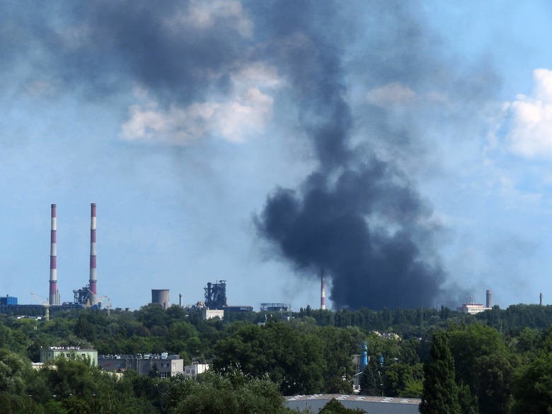 Pożar w kombinacie. Paliła się też zbrojona guma, dlatego dym był tak gęsty