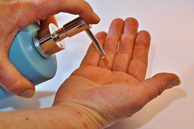 Częste użycie środków do dezynfekcji rąk może uszkodzić warstwę ochronną skóry. Sprawdź, jak dbać o skórę rąk.