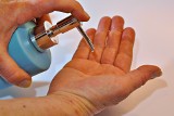 Płyny do dezynfekcji i rękawiczki szkodzą skórze. Jak chronić ręce? Zapytaliśmy dermatologa