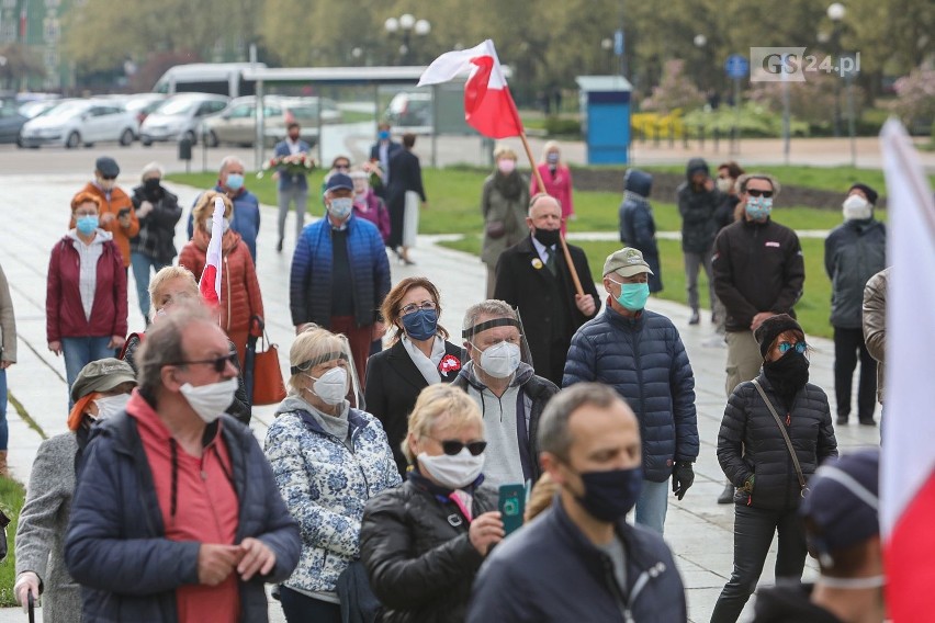 Święto Konstytucji 3 Maja w Szczecinie 2020. Kwiaty i protest przeciwko wyborom. Zobacz zdjęcia