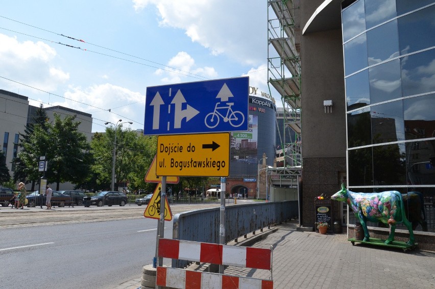 Wrocław: Piłsudzki przy urzędzie miejskim. "To nie profesor Miodek projektuje tablice"