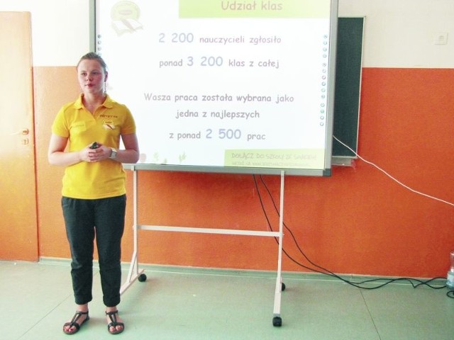 &#8211; Jedną z nagród była tablica interaktywna &#8211;  mówi Justyna Grzeszczak, która przekazała ją uczniom.