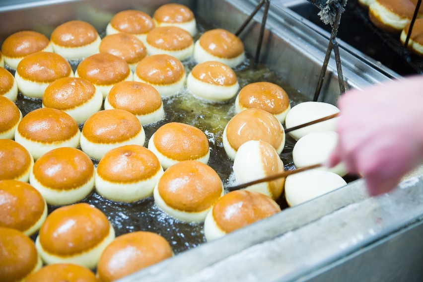 Przepis na pączki. Jak zrobić pączki na Tłusty Czwartek [SPRAWDŹ PRZEPIS]