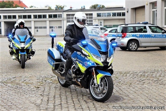 Nowe jednoślady zakupiono dla funkcjonariuszy z województwa dolnośląskiego. Motocykle marki BMW zostały przerobione na potrzeby policjantów.