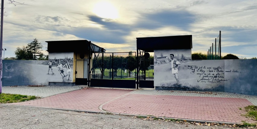 Mural Aleksandra Pietrzykowskiego wyjątkowego kibica Górnika Piaski powstał na klubowym stadionie