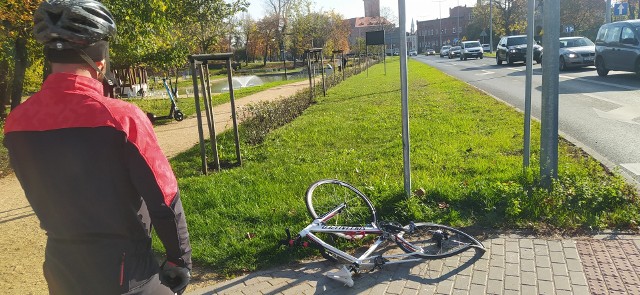 Nietypowa sytuacja w pobliżu placu Konstytucji 3 Maja w Żarach. Kierowca przejechał rower