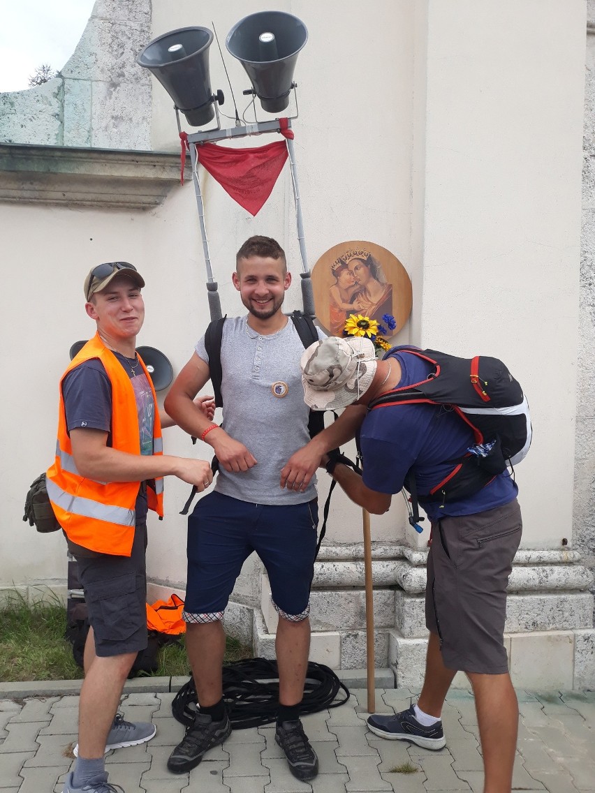 Na ustach śpiew, a na plecach - przenośny zestaw...