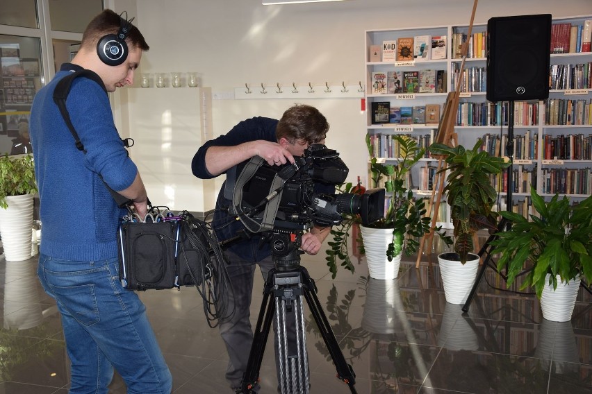 Ekipa telewizyjna z Bydgoszczy odwiedziła radziejowską bibliotekę. Będzie film o Franciszku Becińskim